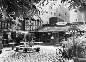 August 1971: Cafe Hkergrden