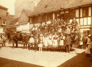 Juni 1918: Børnehjælpsdag, høstvogn