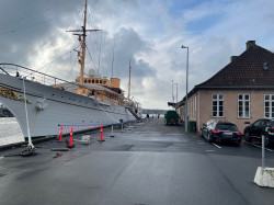 Hvor godtfolk er ... Kongeskibets faste kajplads i Svendborg.